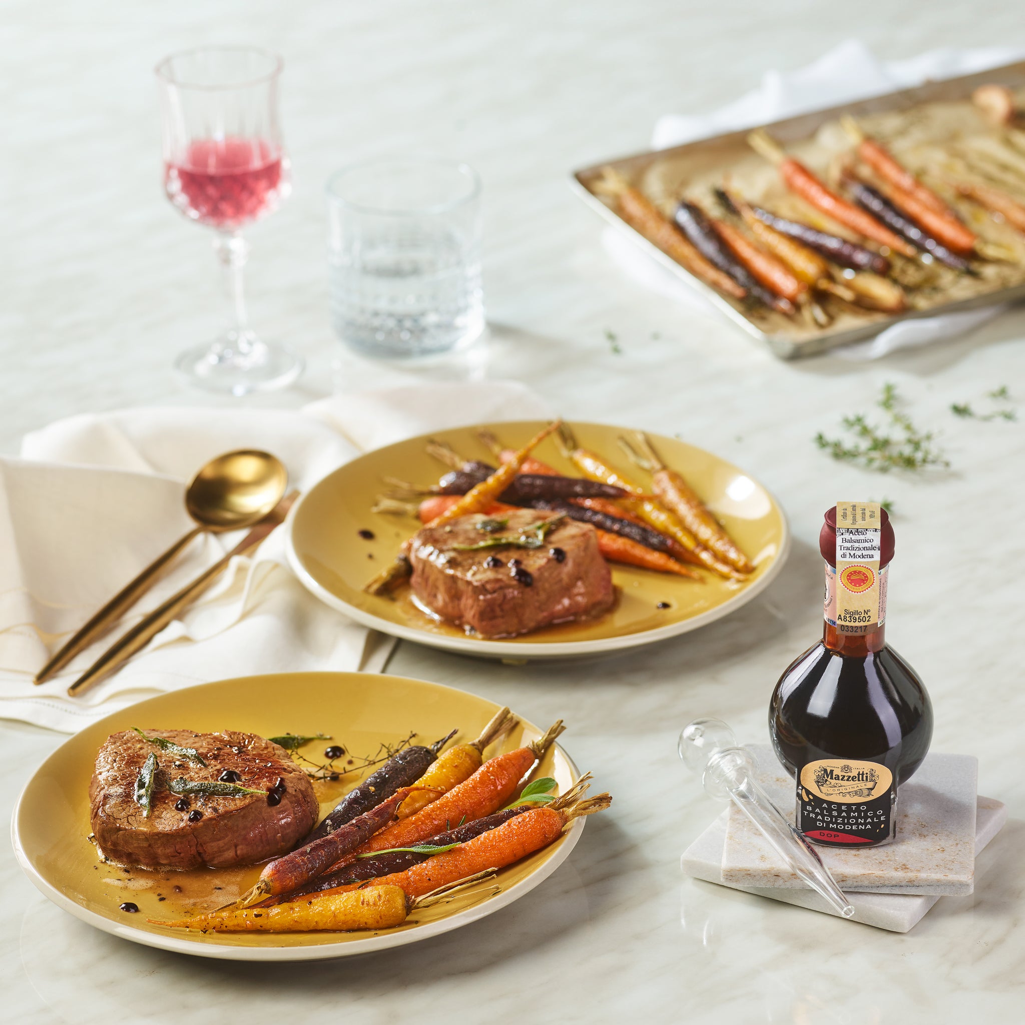 Filetto di manzo con baby carote colorate al forno condite con Aceto Balsamico Tradizionale di Modena