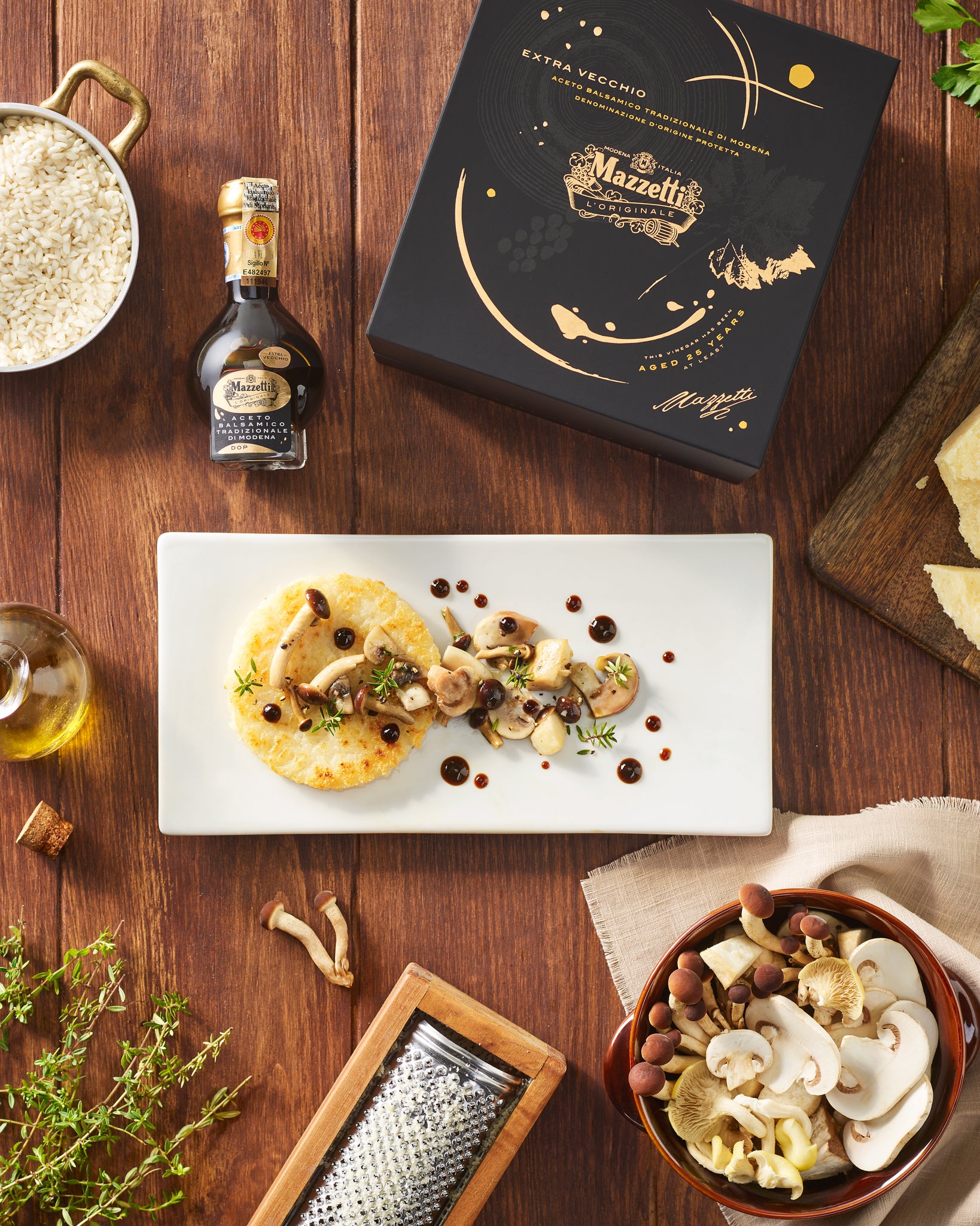 Dischetto di risotto alla parmigiana al salto con funghi trifolati, santoreggia e Aceto Balsamico Tradizionale di Modena Extravecchio