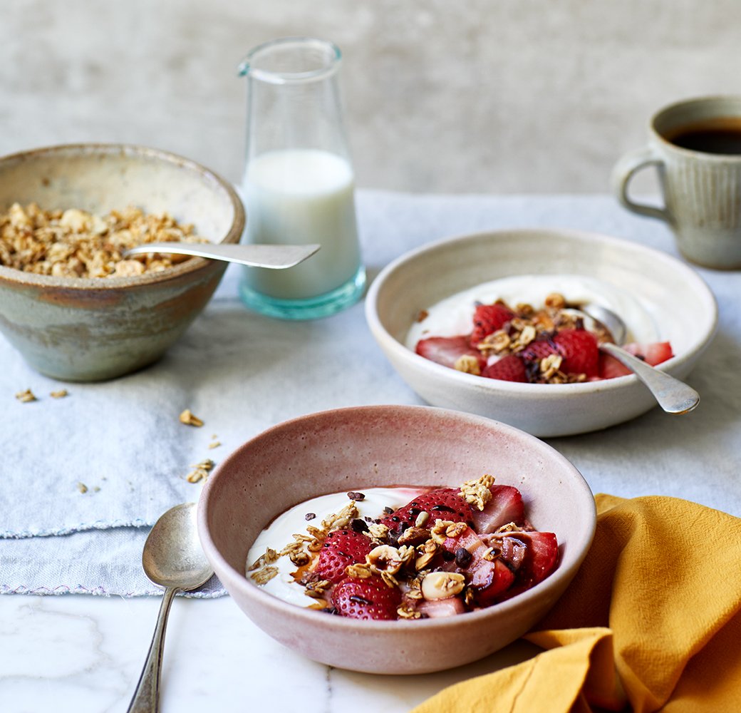 Yogurt con Fragole, Muesli Croccante e glassa con Aceto Balsamico di Modena